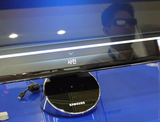 Ảnh thực tế TV 3D LED 'dáng cong' của Samsung