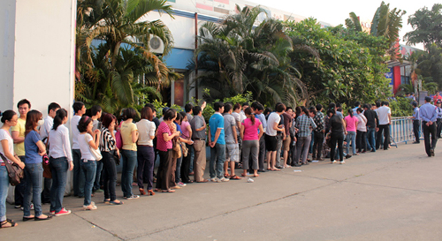 Xếp hàng qua đêm chờ mua Corby II