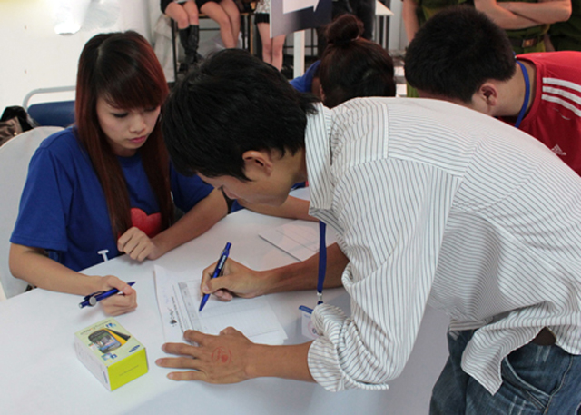 Xếp hàng qua đêm chờ mua Corby II