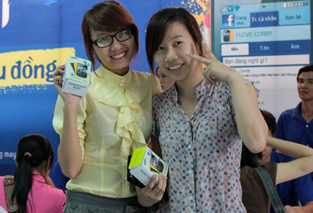 Xếp hàng qua đêm chờ mua Corby II