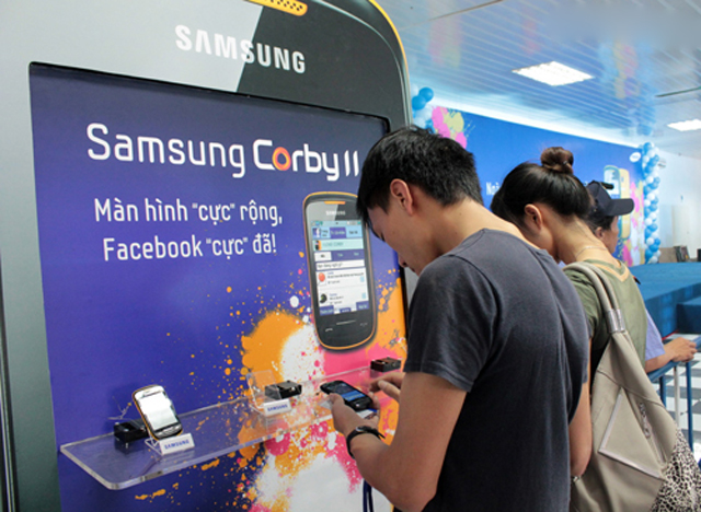 Xếp hàng qua đêm chờ mua Corby II