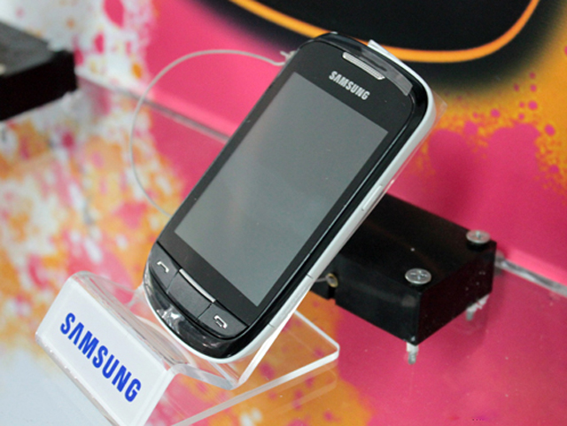 Xếp hàng qua đêm chờ mua Corby II