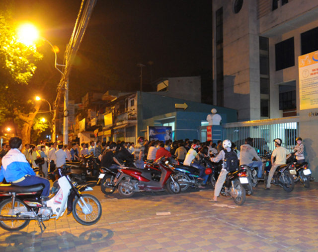 Xếp hàng qua đêm chờ mua Corby II