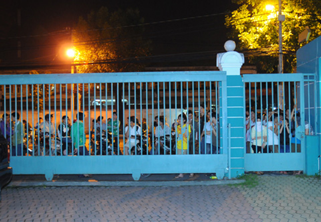 Xếp hàng qua đêm chờ mua Corby II