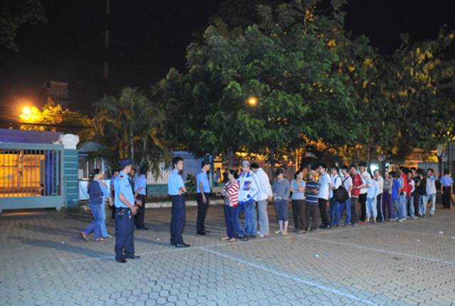 Xếp hàng qua đêm chờ mua Corby II