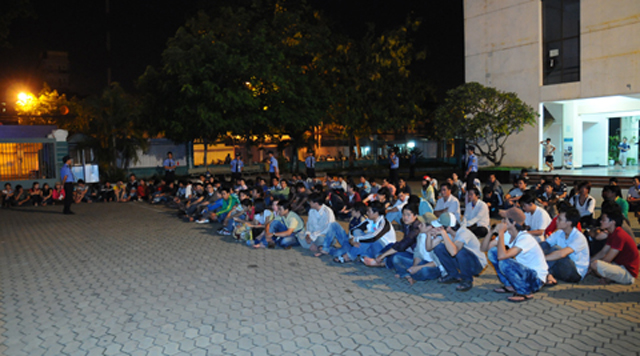 Xếp hàng qua đêm chờ mua Corby II