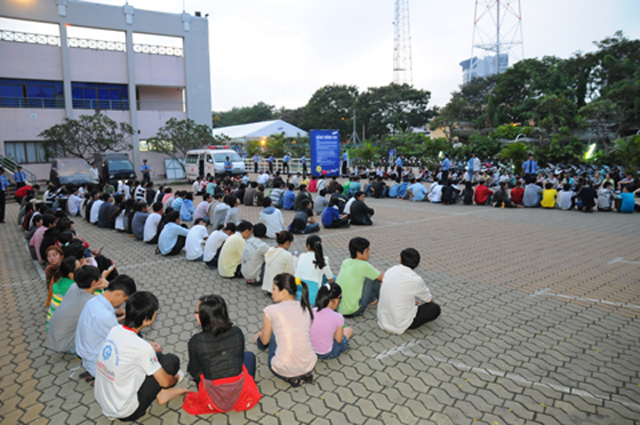 Xếp hàng qua đêm chờ mua Corby II