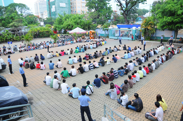 Xếp hàng qua đêm chờ mua Corby II