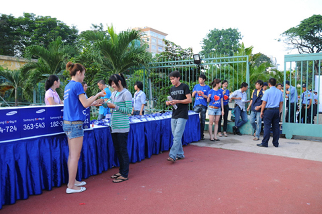 Xếp hàng qua đêm chờ mua Corby II