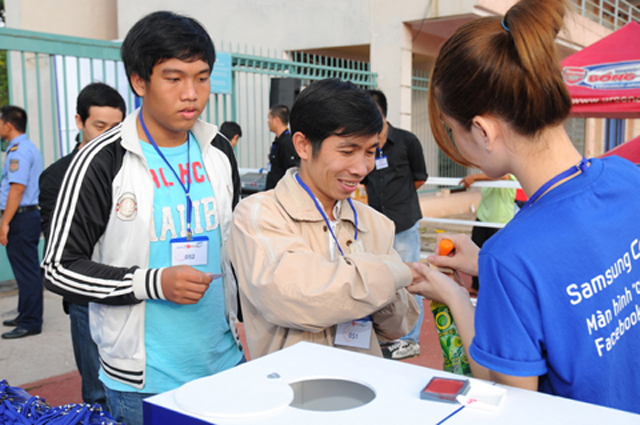 Xếp hàng qua đêm chờ mua Corby II