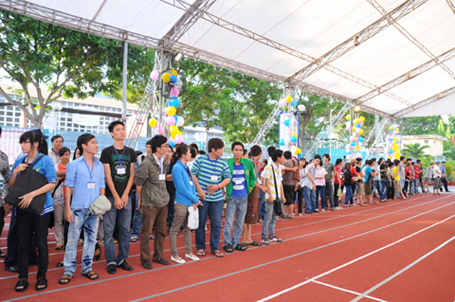 Xếp hàng qua đêm chờ mua Corby II