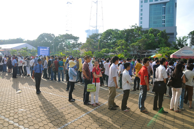 Xếp hàng qua đêm chờ mua Corby II