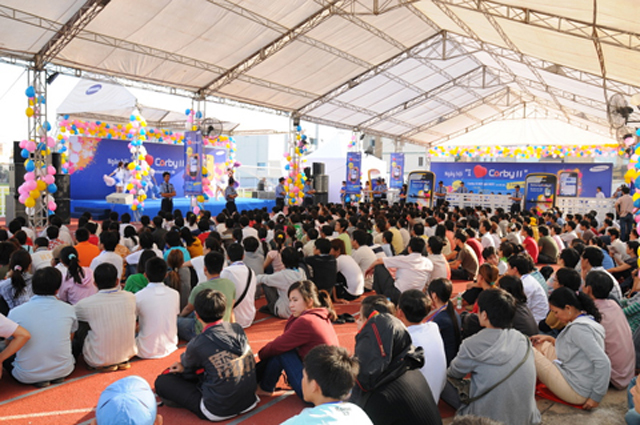 Xếp hàng qua đêm chờ mua Corby II