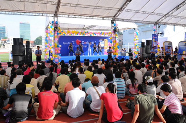 Xếp hàng qua đêm chờ mua Corby II