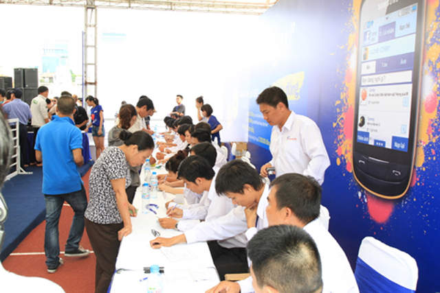 Xếp hàng qua đêm chờ mua Corby II