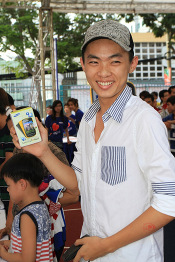 Xếp hàng qua đêm chờ mua Corby II