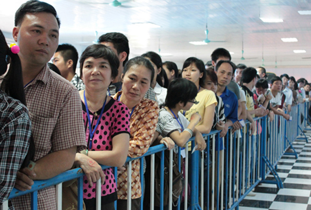 Xếp hàng qua đêm chờ mua Corby II