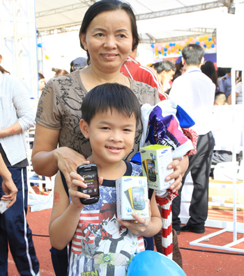 Xếp hàng qua đêm chờ mua Corby II