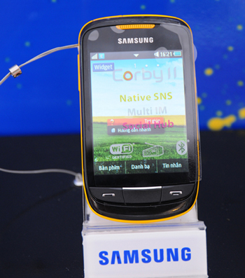 Xếp hàng qua đêm chờ mua Corby II