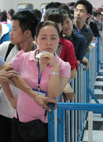 Xếp hàng qua đêm chờ mua Corby II