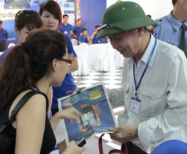 Xếp hàng qua đêm chờ mua Corby II