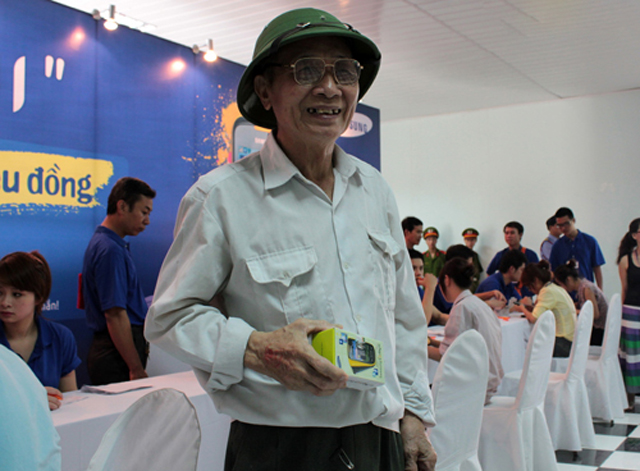 Xếp hàng qua đêm chờ mua Corby II