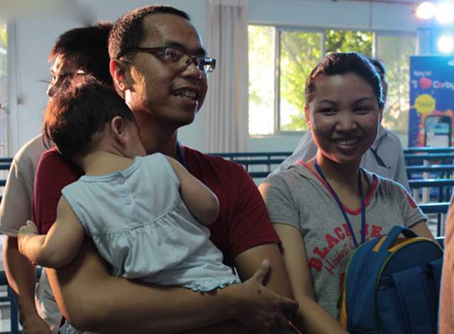 Xếp hàng qua đêm chờ mua Corby II