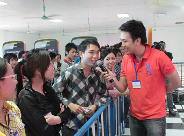 Xếp hàng qua đêm chờ mua Corby II