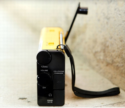 Những trợ thủ sạc pin điện thoại không cần điện