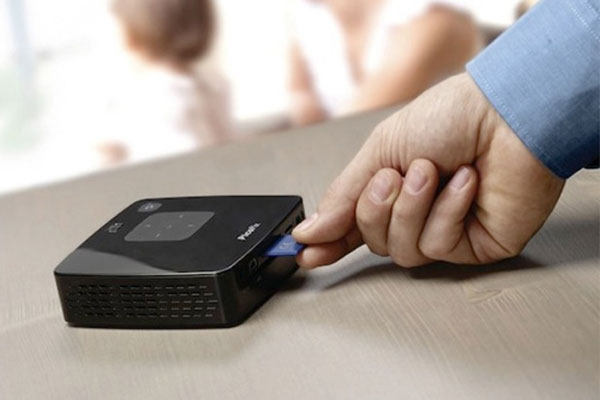 Máy chiếu 120 inch nhỏ gọn trong lòng bàn tay