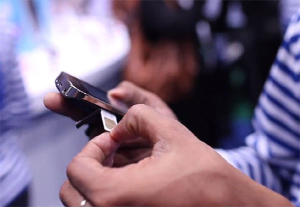 'Dế' cảm ứng hai sim giá 1,7 triệu tại VN