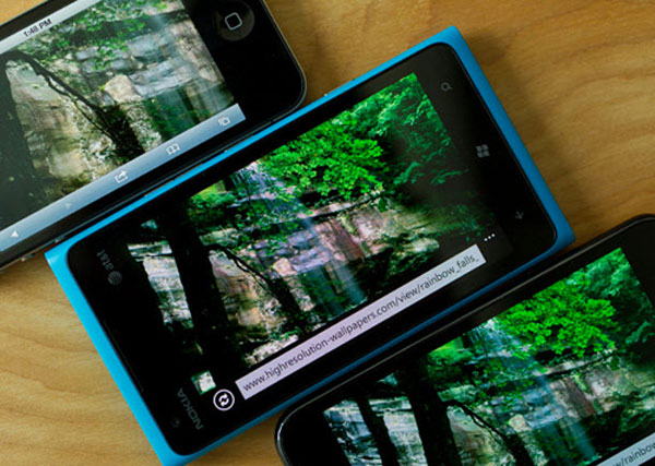 So màn hình Lumia 900 và 2 đối thủ