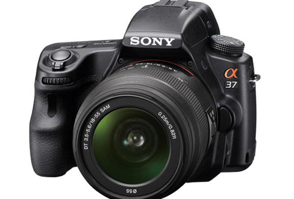 Sony ra Alpha A37 và ống 18-135 mm