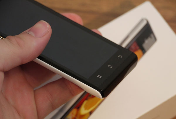 Mở hộp smartphone siêu mỏng Huawei Ascend P1