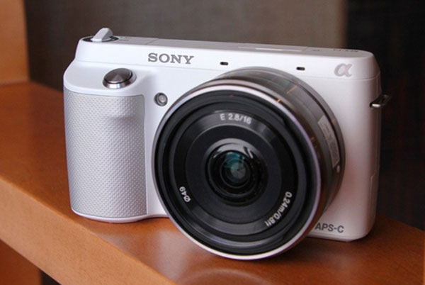 Sony ra NEX-F3 giá tốt, có đèn flash