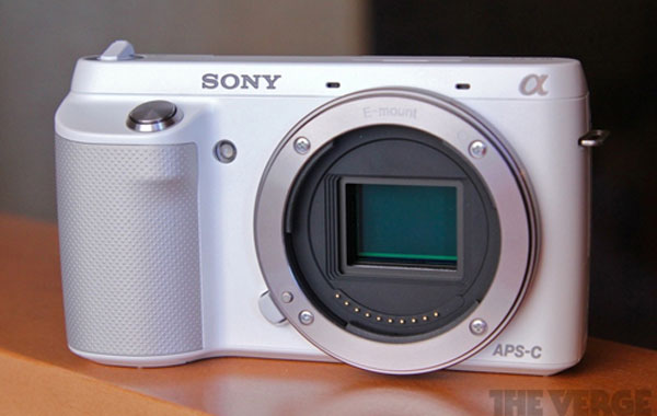 Sony ra NEX-F3 giá tốt, có đèn flash