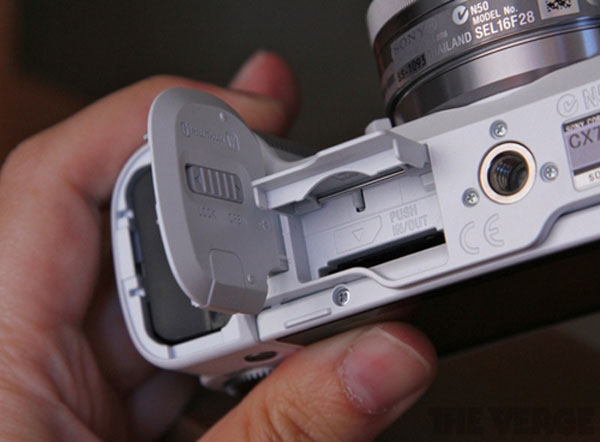 Sony ra NEX-F3 giá tốt, có đèn flash