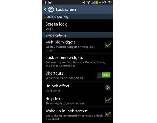 Nhấn vào mục “Lock Screen”, đánh dấu vào hộp ở cạnh “Multiple Widgets” và gạt nút bên cạnh “Shortcuts” từ “Off” sang “On”. Chèn shortcut vào màn hình khóa của Galaxy S4