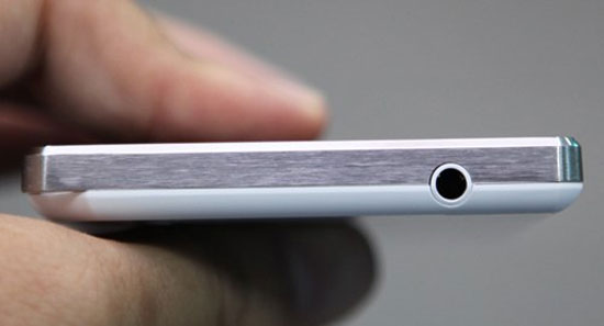 Jack cắm tai nghe ở phía trên đỉnh máy. Smartphone Sky Vega Iron về Việt Nam giá 16 triệu đồng