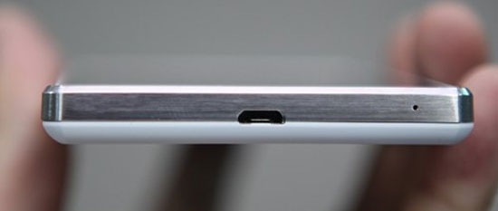 Cổng sạc kiêm kết nối và micro ở phía dưới máy. Smartphone Sky Vega Iron về Việt Nam giá 16 triệu đồng