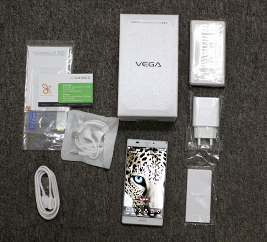 Hộp đựng máy đơn giản với logo dòng máy Vega của Pantech. Smartphone Sky Vega Iron về Việt Nam giá 16 triệu đồng