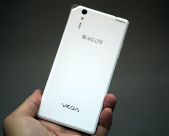 Nắp lưng máy bằng nhựa có thể tháo rời. Smartphone Sky Vega Iron về Việt Nam giá 16 triệu đồng