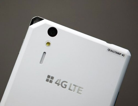 Camera 13 megapixel cùng đèn flash và loa ngoài được bố trí lệch qua 1 bên. Smartphone Sky Vega Iron về Việt Nam giá 16 triệu đồng