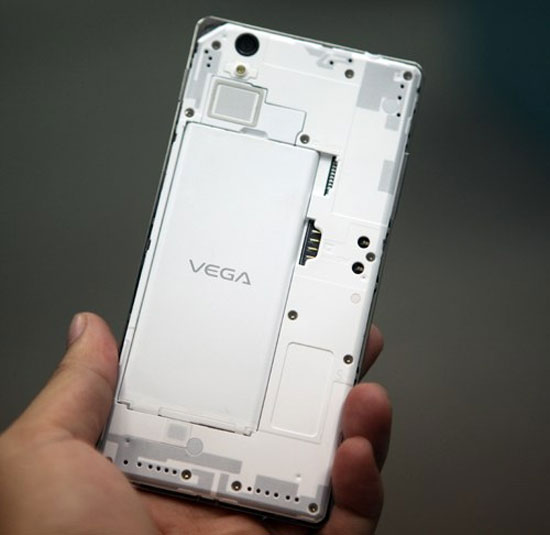 Để gắn sim và thẻ nhớ cần phải tháo rời pin của máy ra. Smartphone Sky Vega Iron về Việt Nam giá 16 triệu đồng
