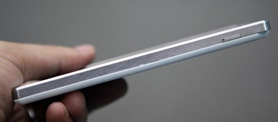 Viền của máy làm bằng kim loại xước sang trọng, nút nguồn được bố trí ở cạnh phải máy. Smartphone Sky Vega Iron về Việt Nam giá 16 triệu đồng