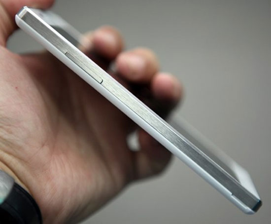 Cạnh trái có nút tăng giảm âm lượng. Smartphone Sky Vega Iron về Việt Nam giá 16 triệu đồng