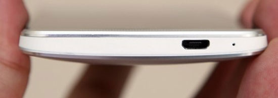 Cổng sạc và micro ở phía dưới máy. HTC One phiên bản 2 sim xuất hiện tại Việt Nam