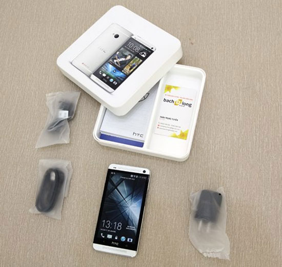Máy bán kèm theo sạc, cáp kết nối, tai nghe và sách hướng dẫn. HTC One phiên bản 2 sim xuất hiện tại Việt Nam