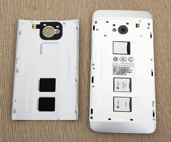 Phần nắp lưng có thể tháo rời để lắp sim và thẻ nhớ. HTC One phiên bản 2 sim xuất hiện tại Việt Nam