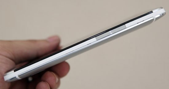 Nút chỉnh âm lượng ở cạnh phải máy. HTC One phiên bản 2 sim xuất hiện tại Việt Nam
